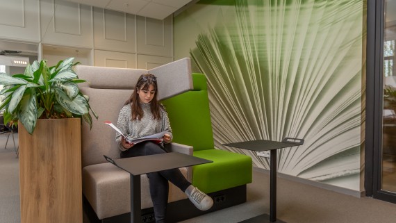 Student bladert door papieren in map