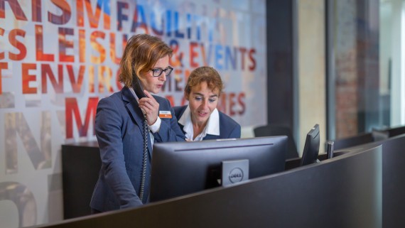 Twee medewerkers bij de receptie van BUas