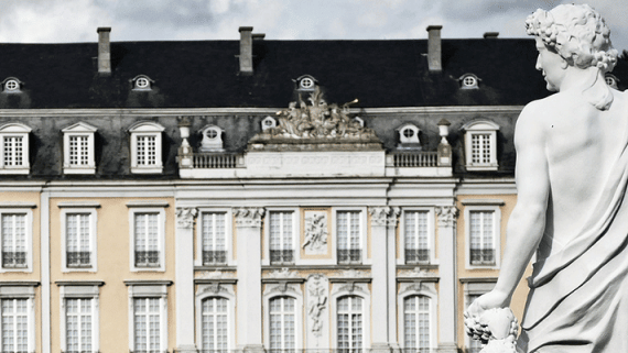 Een museum met een standbeeld buiten