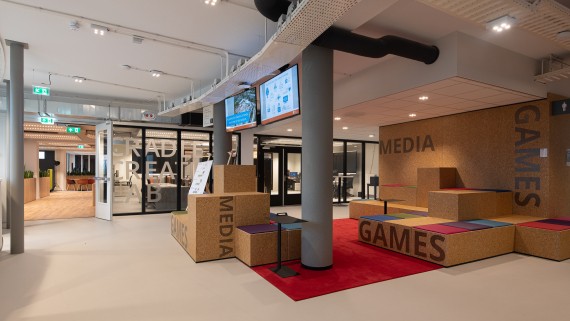 Banken met tafels in een BUas gebouw