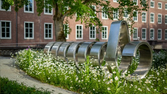 Een kunstwerk in de tuin op de BUas campus