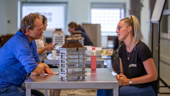 Een docent en student zijn in gesprek
