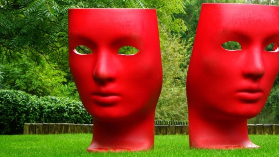 Een kunstwerk in het gras