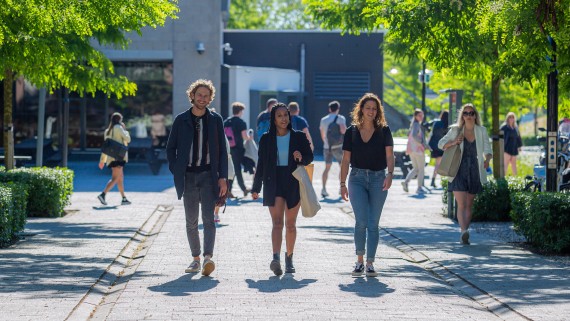 Studenten lopen buiten op de BUas campus