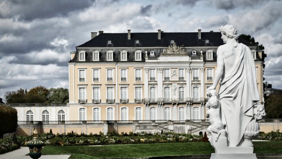 Een museum met een standbeeld buiten