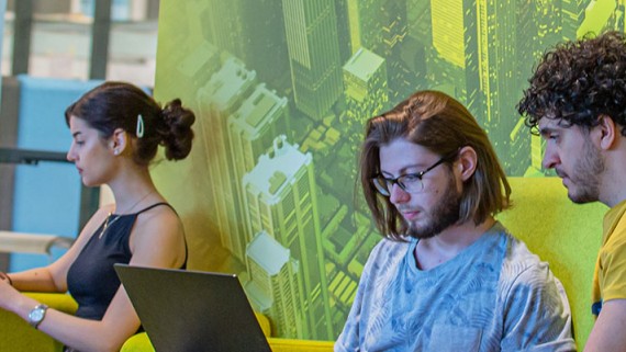 Studenten aan het werk in de BUas campus