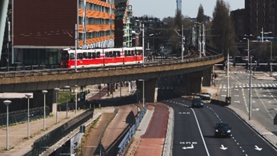 Veel wegen die bij elkaar komen in een drukke stad