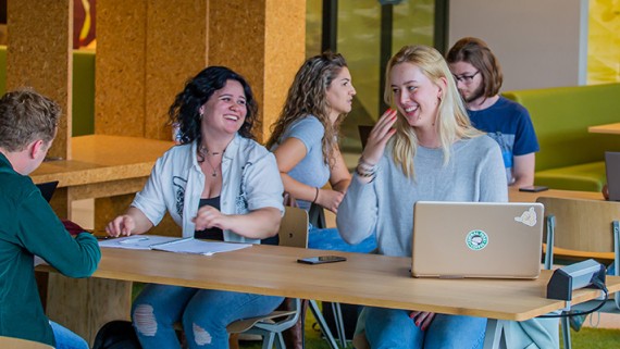 Een groepje studenten met een laptop