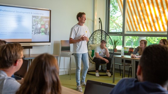Studenten en een docent in een les