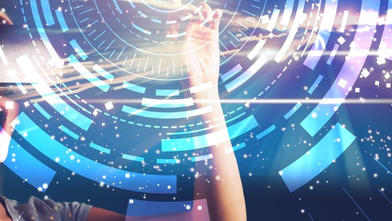 Een vrouw kijkt vol verwondering door een VR-bril