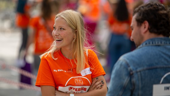 Een lachende BUas student tijdens de introductiedagen