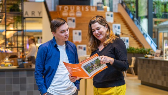 Moeder en zoon bekijken een BUas brochure