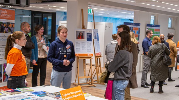 Ouders en studiekiezers praten met studenten op de open dag