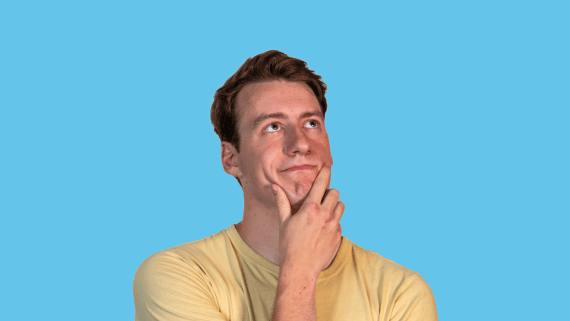 Een twijfelende jongen houdt zijn hand bij zijn kin