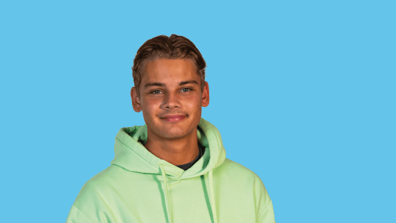 Een jongen houdt een laptop vast