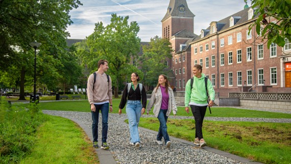 Vier studenten lopen over de BUas campus 