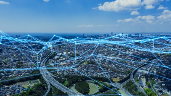 Luchtfoto van een stad met een digitaal netwerk erover