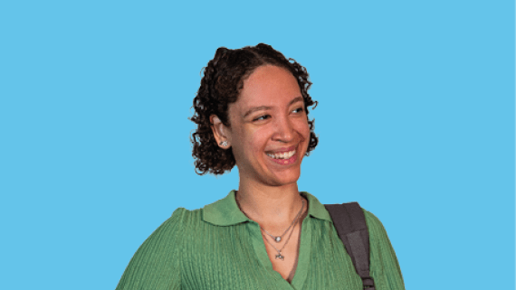 Een meisje houdt schoolspullen vast 