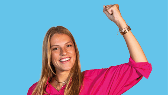 Een meisje houdt haar arm met een vuist in de lucht