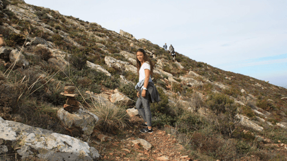 Portretfoto van Valerie Spaus op een berg