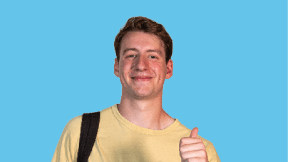 Een jongen steekt zijn duim omhoog