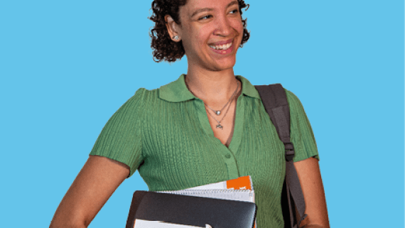 Een lachend meisje houdt schoolspullen vast