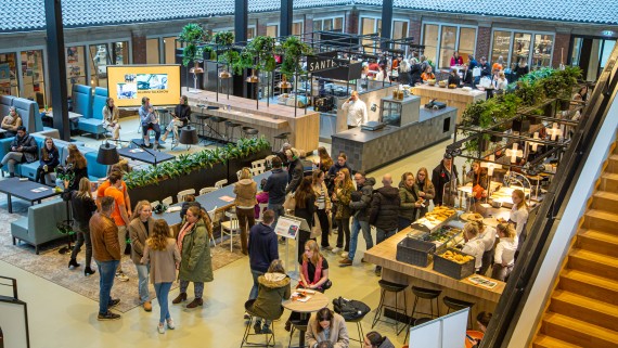 Studiekiezers, ouders en studenten praten op de open dag