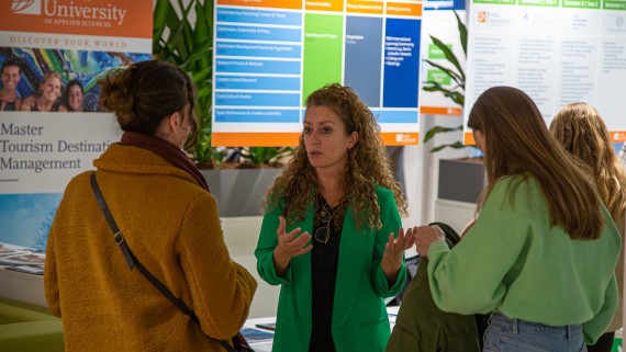 Studiekiezers praten met een docent op de masters open dag