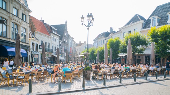 Een groot terras op een plein in het centrum van Breda