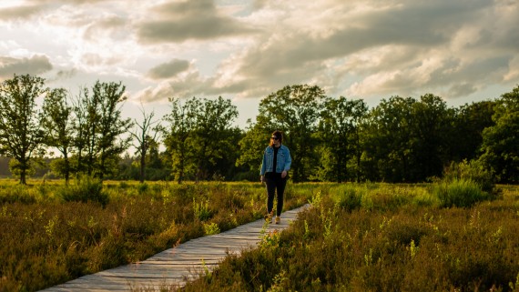 Een vrouw loopt door het bos in Breda