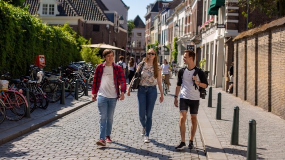 Drie studenten lopen door de binnenstad van Breda