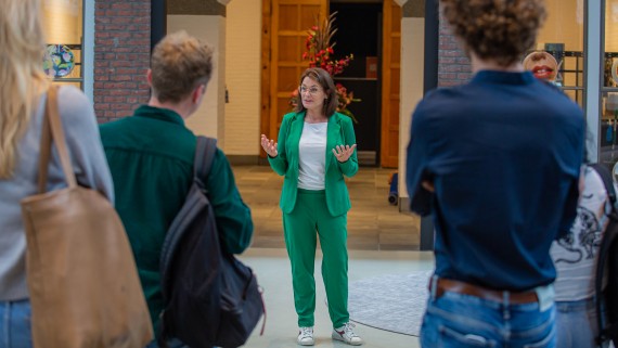 Een vrouw presenteert voor studiekiezers