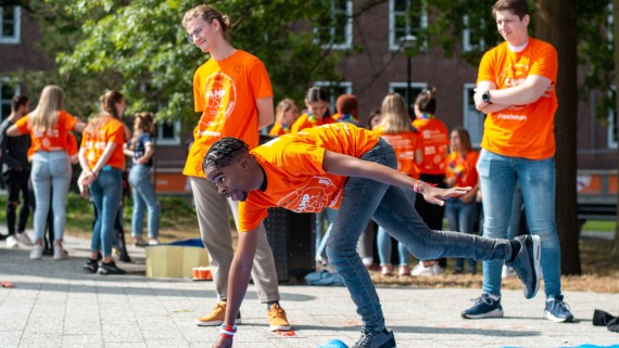 Studenten sporten op de BUas campus