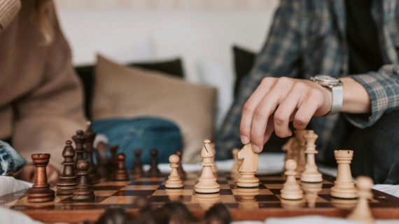 Twee mensen spelen een potje schaken