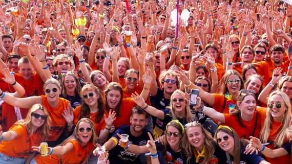 Groepsfoto van een grote groep lachende studenten