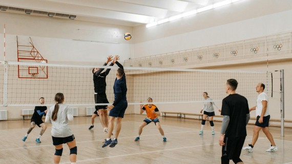 Studenten spelen volleybal in een sportzaal