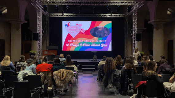 Studenten kijken een romantische komedie in een zaal