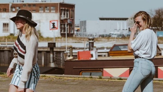 Twee studenten op een skateboard