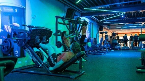 Studenten sporten in een sportschool