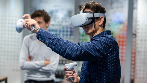 Een man speelt een spel met een VR bril op
