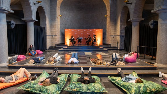 Studenten liggen op de grond tijdens een muziekoptreden