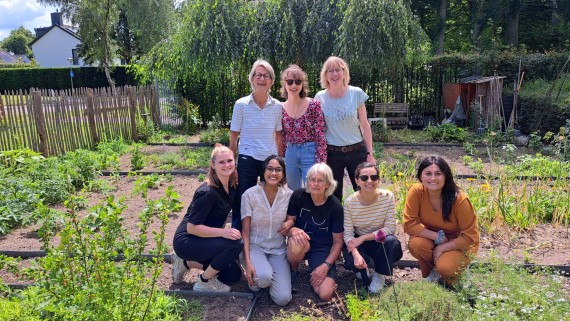 Groepsfoto van de Gardening Club in de BUas moestuin 