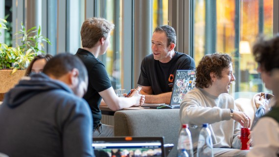 Mensen zitten samen in de BUas innovation square