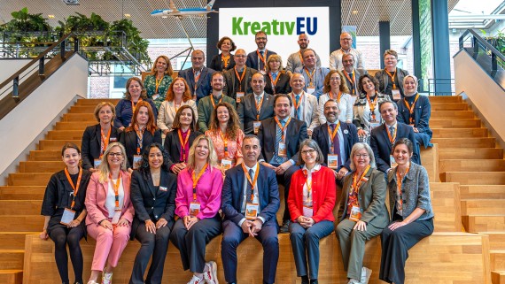 Groepsfoto van Jorrit Snijder en anderen op een trap