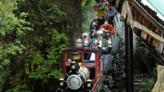 Mensen in een achtbaan dragen een VR-bril