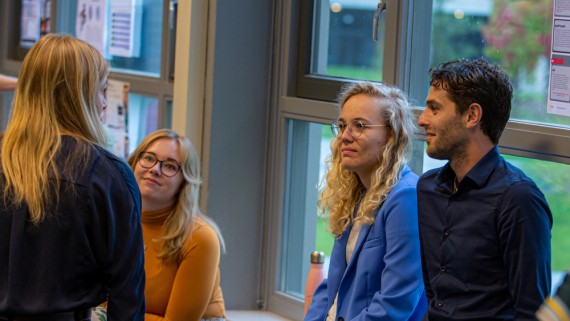 Vier mensen hebben een gesprek