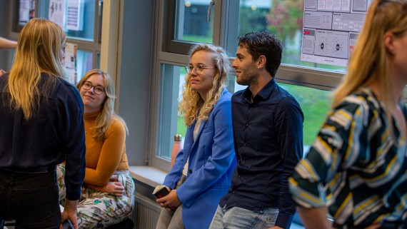 Vier studenten praten met elkaar