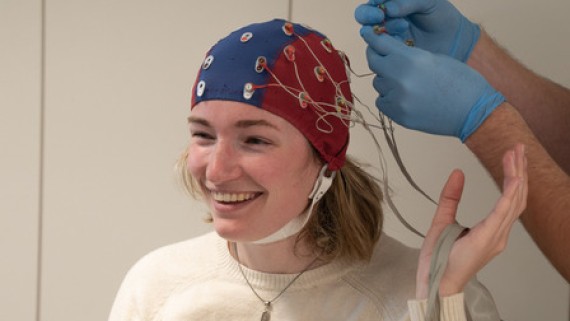 Een vrouw krijgt een muts op voor hersenonderzoek
