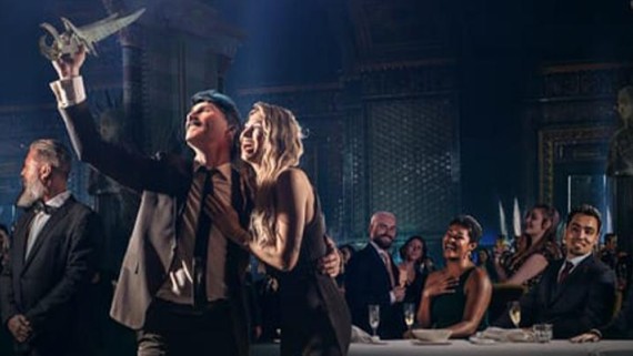 Chic geklede mensen zitten aan tafel bij een diner 