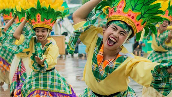 Inheemse vrouwen dansen in traditionele kleding